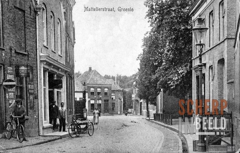 Mattelierstraat: Links nog net te zien het uithangbord Shell bij fietsenmaker Arink,