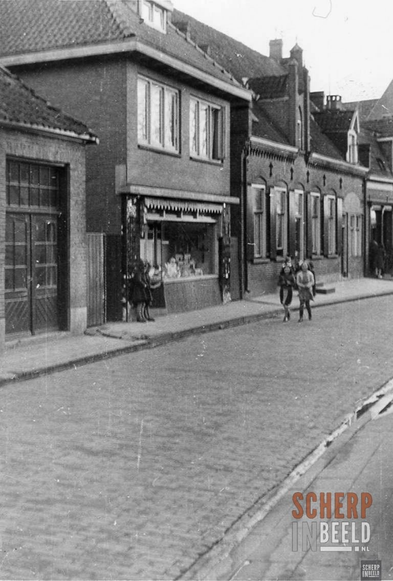 Nieuwstad : Foto van 1949. Winkel van Koenderink, huishoudelijke artikelen.