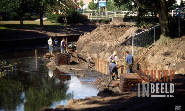 Grachtgezichten: Het aanleggen van de beschoeiing in de Gracht – augustus 1990.