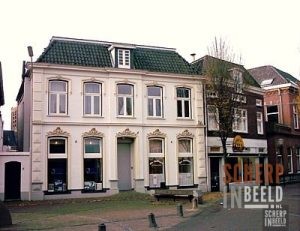De Markt : Gebouw rechts; de Wereldwinkel, links naast de Wereldwinkel De Joffers.