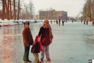 Schaatsen op de gracht: Ino Mombarg, Marion Mombarg en het kleine ventje is Rob Pors Kamp.