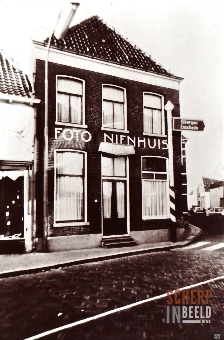 Markt: Foto Nienhuis,geheel rechts de Notenboomstraat.