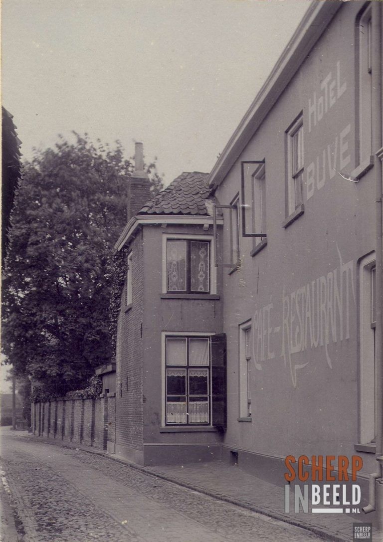 Pelikaansteeg bij Hotel Buve