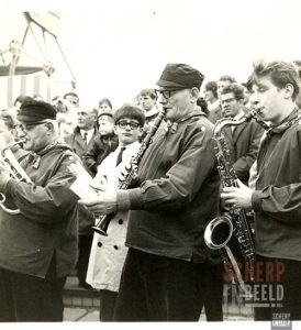 De Knolle: Een gastoptreden buiten Groenlo. (Pier van Scheveningen).
