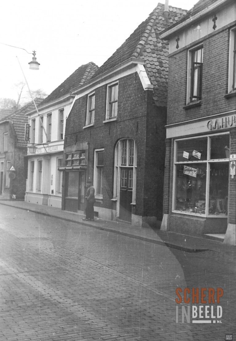 Nieuwestraat met winkels en café