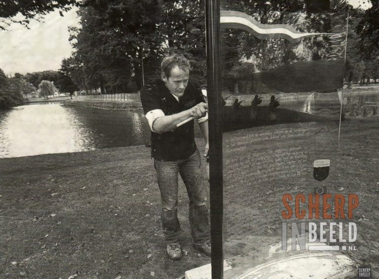 Halve Maanweg: Plaatsen doorkijkpanelen.