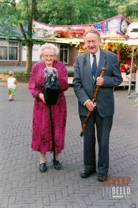 Diverse personen; Kermisfoto van Marie en Jan Nales uit de Notenboomstraat.