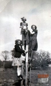 Diverse personen: Zusjes Olijslager. Truus.Mimi en Dinie.