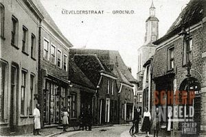 Lievelderstraat: Geheel links ene heer Wolters (met x boven het hoofd ).