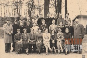 Klassenfoto Aloysiusschool: Bovenste rij 3e v links Jan Rotink.