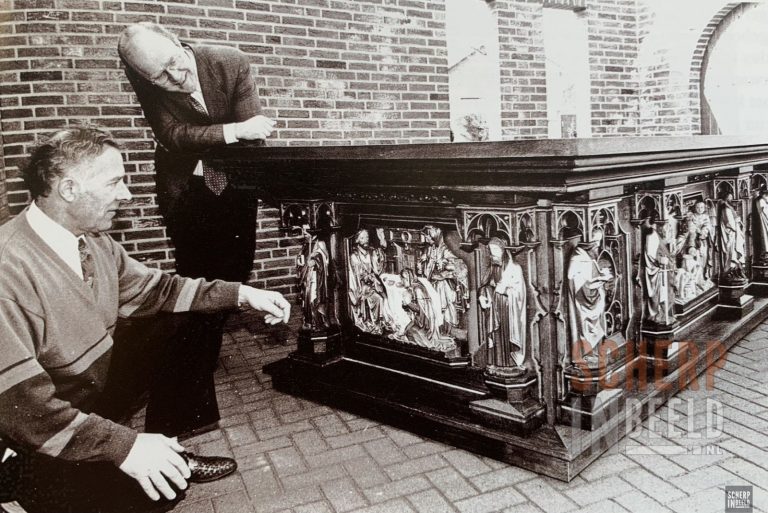 Kerkmeubel bij R.K. Calixtuskerk-pastorie