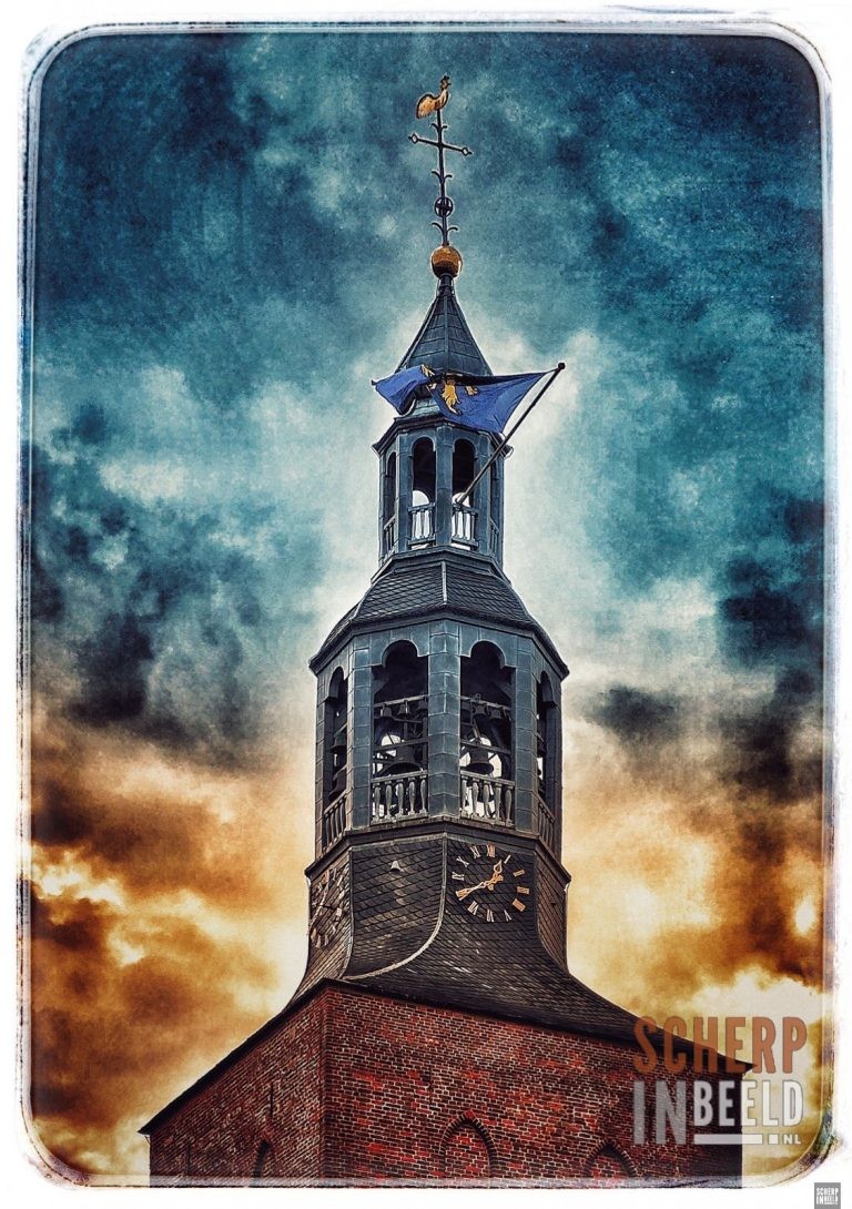 Oude Calixtuskerk met stadsvlag