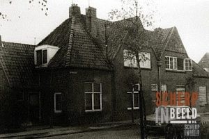 Rooi-je dorp/Oranje Dorp: Oranjestraat. Vanuit de Oranjestraat kijken we naar huizen