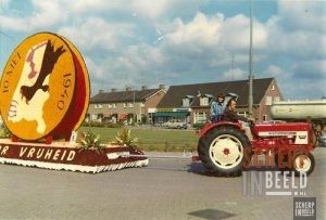 Bloemencorso: Corsowagen van NKV afd. Groenlo met Thema : 30 jaar vrijheid.