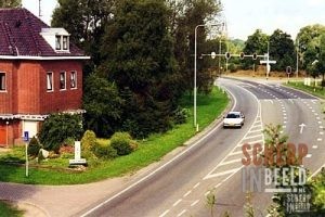 Winterswijkseweg: De Winterswijkseweg gezien vanaf het viaduct, richting Groenlo.